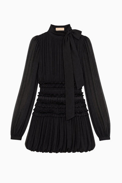Mini-robe noire de luxe en mousseline de soie avec nœud au col - Vue à plat | Ulla Johnson
