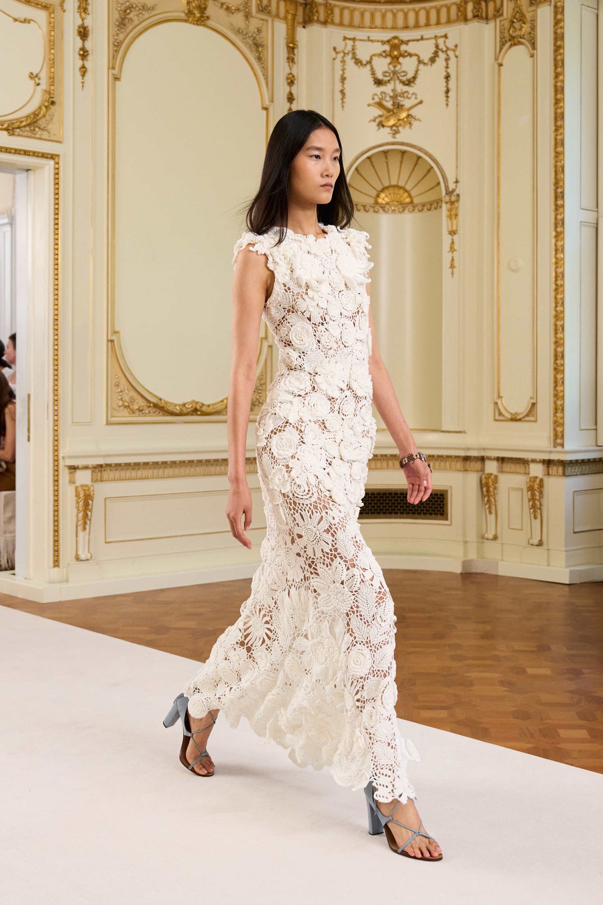 Abito maxi in crochet bianco - Modella che cammina in passerella | Ulla Johnson