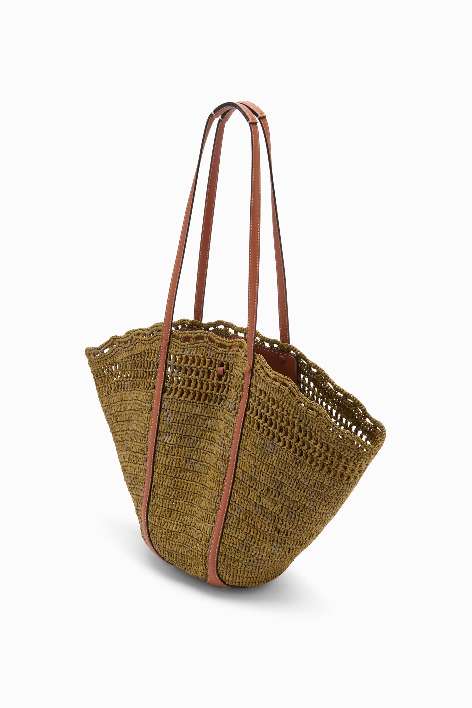 Ulla Johnson Panier cabas designer en raphia Olive avec bord festonné et anses en cuir Tan - Vue latérale | Ulla Johnson