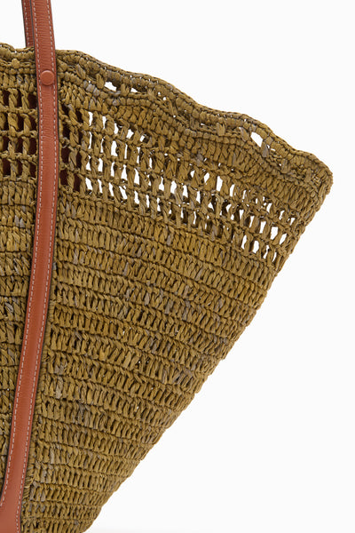 Panier cabas designer en raphia fait main Olive - Gros plan sur le tressage et l'anse en cuir | Ulla Johnson