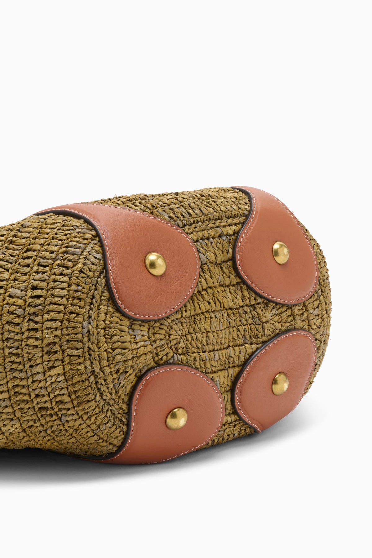 Détail de base du sac cabas en raphia Olive - Empiècements en cuir Petal avec clous dorés | Ulla Johnson