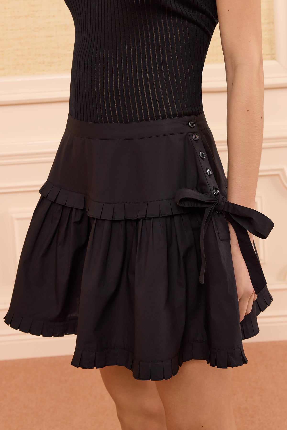 Mini-jupe en coton de luxe Noir - Détail Volants Superposés & Fermeture Boutonnée | Ulla Johnson