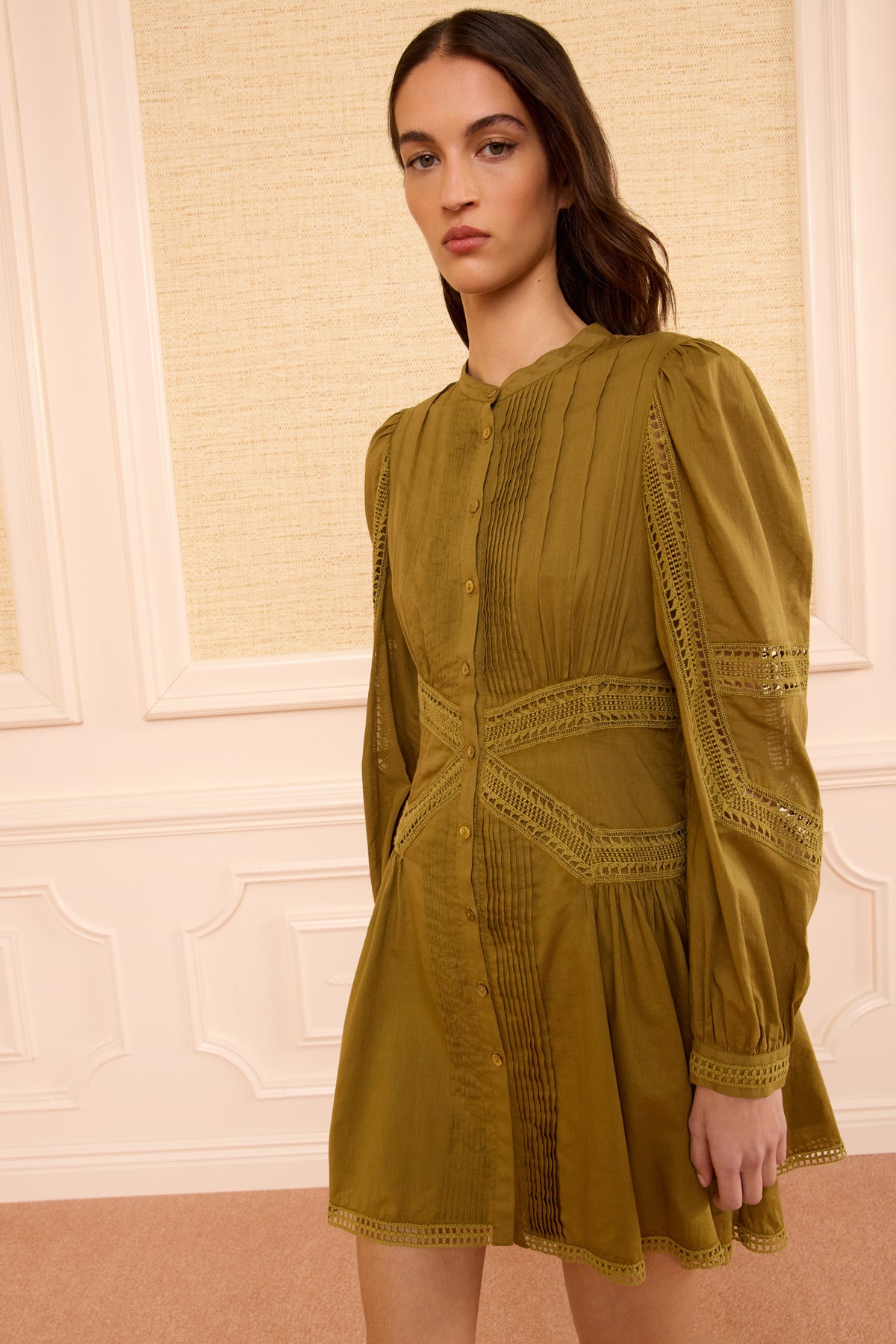Minivestido de Algodón Voile Lichen con Fruncidos y Ribete de Encaje - Vista Frontal | Ulla Johnson
