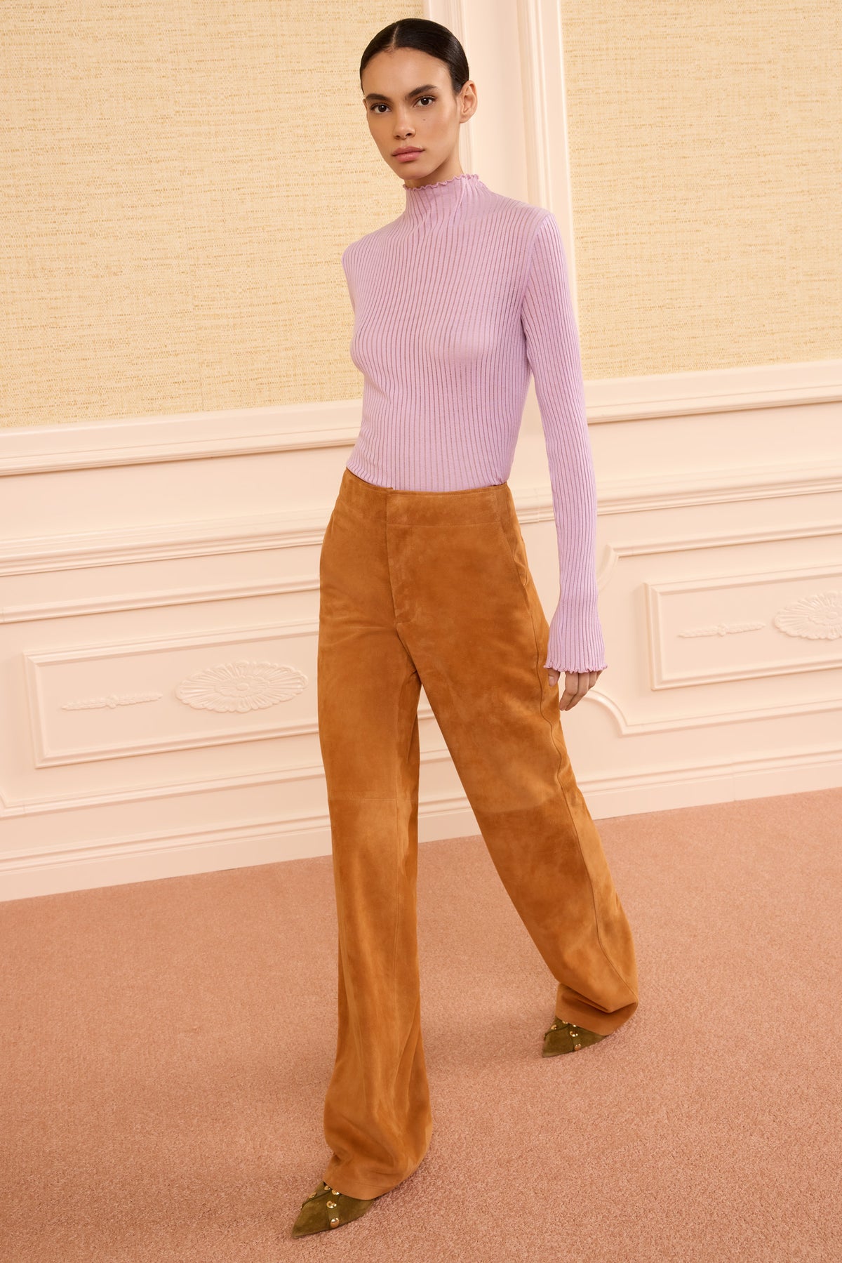 Haut à col roulé en coton-soie lilas - Look d'ensemble sur mannequin | Ulla Johnson