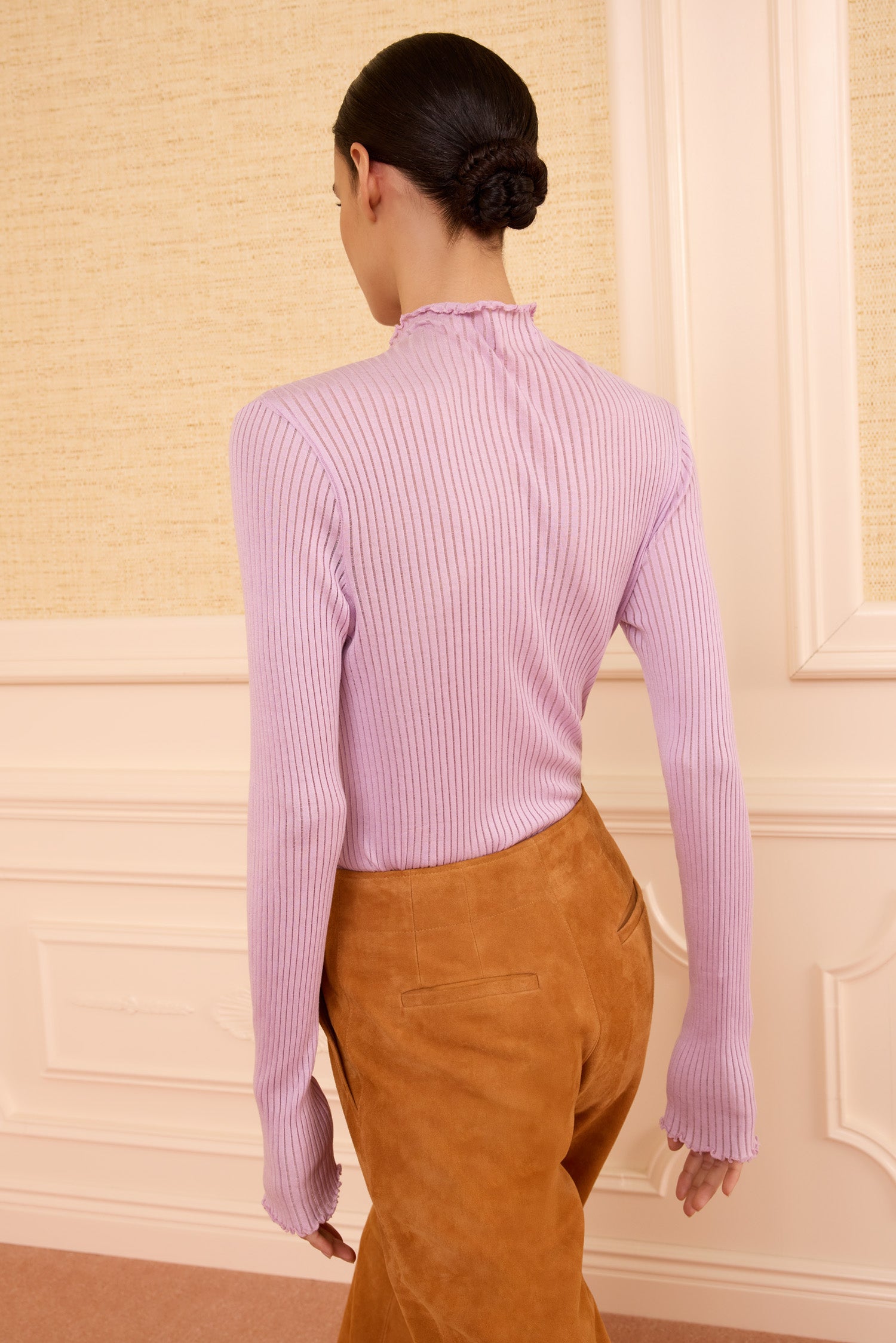 Ulla Johnson Haut en maille côtelée lilas à col roulé - Vue arrière sur mannequin | Ulla Johnson