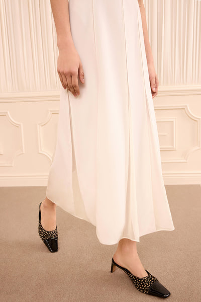Vestido midi Pearled Ivory de diseñador - Detalle de bajo de falda con paneles en modelo | Ulla Johnson