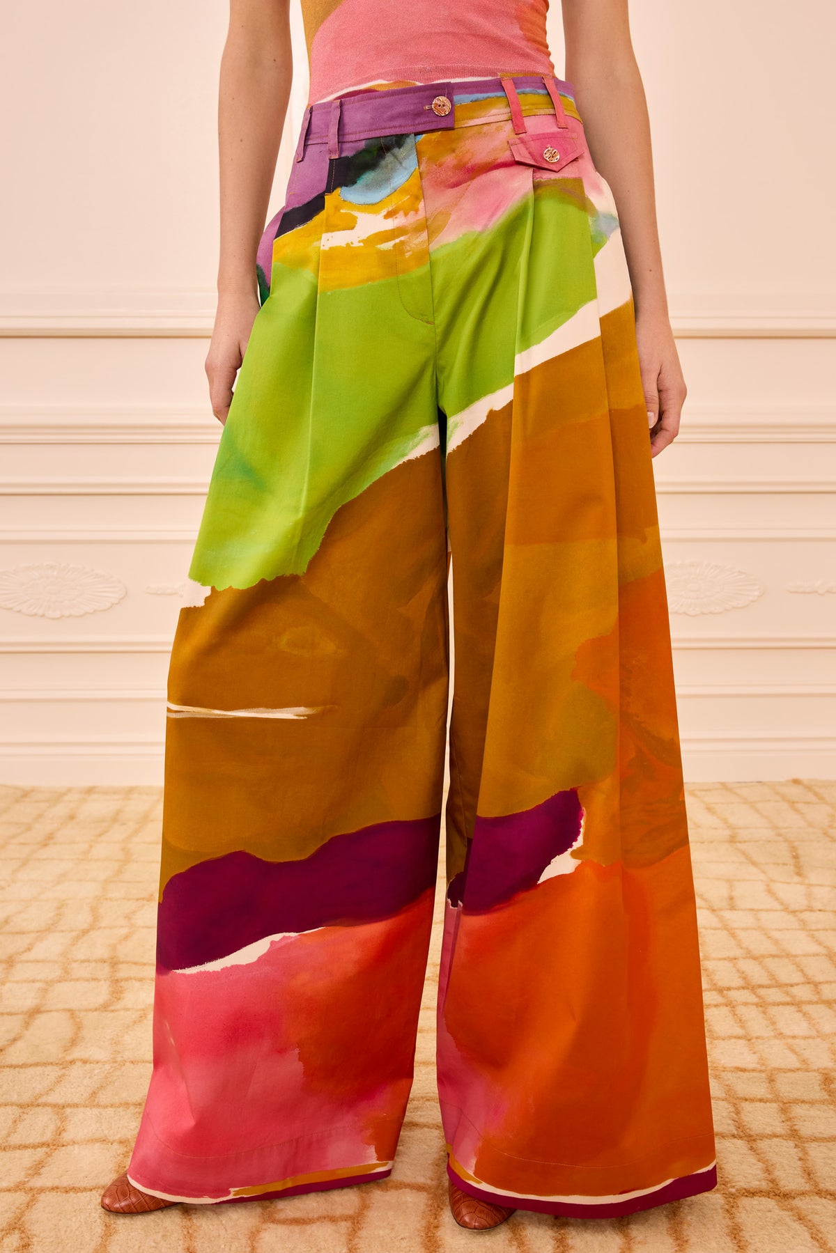 Pantalon large à imprimé Frankenthaler multicolore - Gros plan sur détail de plis avant | Ulla Johnson