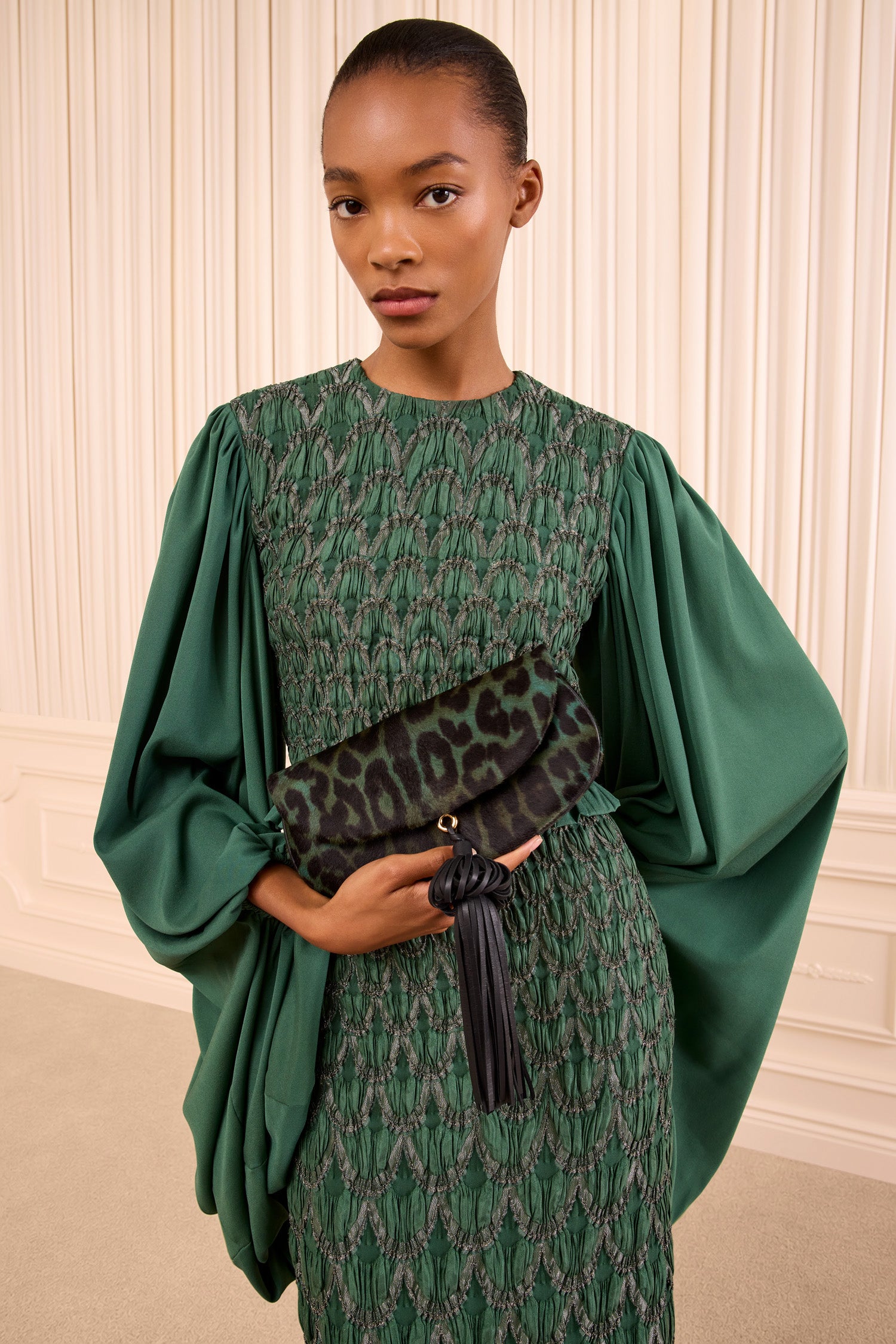Ulla Johnson Sac à rabat et pompon Paloma en Emerald Leopard - Sur mannequin, Look de défilé, Sac à main designer | Ulla Johnson