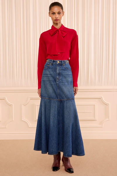 Madelyn Designer-Denim-Midirock in Nile – Ganzkörperansicht am Model | Ulla Johnson