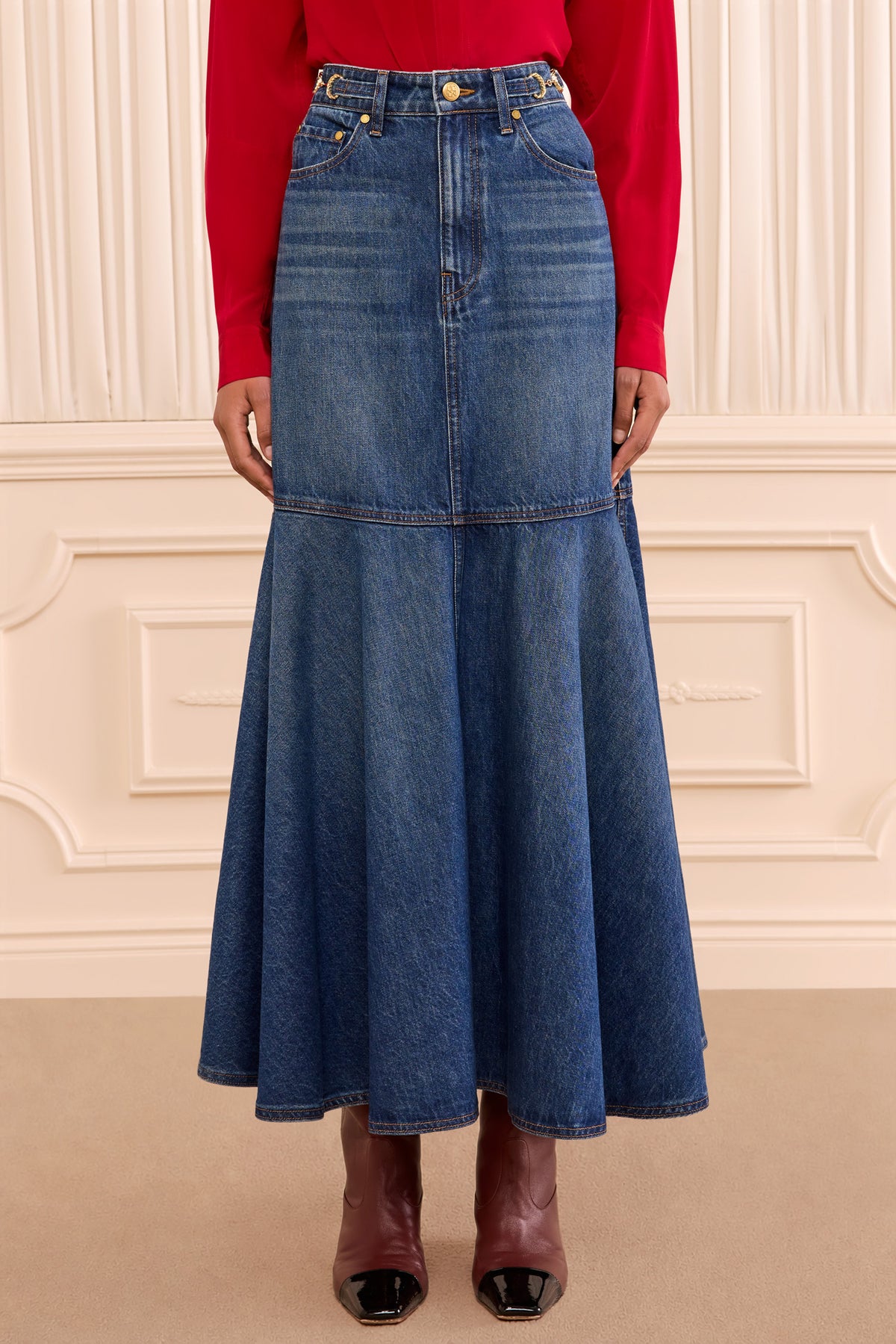 Madelyn Denimrock Nile – A-Linien-Silhouette mit ausgestelltem Saum, Vorderansicht am Model | Ulla Johnson
