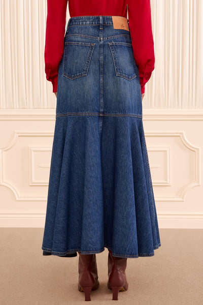 Madelyn Luxuriöser Denim-Midirock Nile – Rückansicht mit Logo-Patch | Ulla Johnson