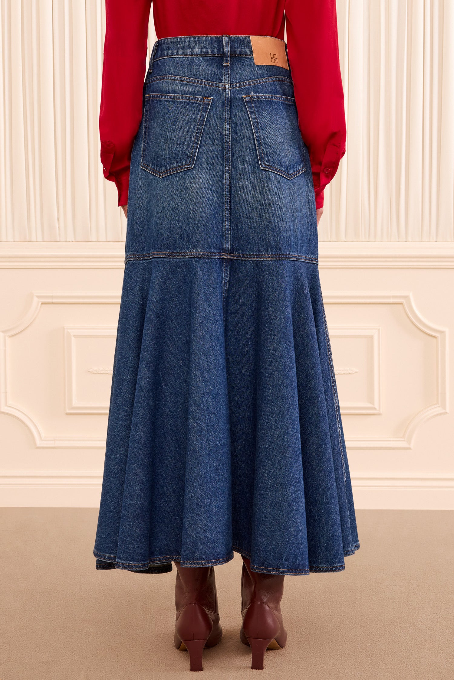 Ulla Johnson Madelyn Luxuriöser Denim-Midirock Nile – Rückansicht mit Logo-Patch | Ulla Johnson