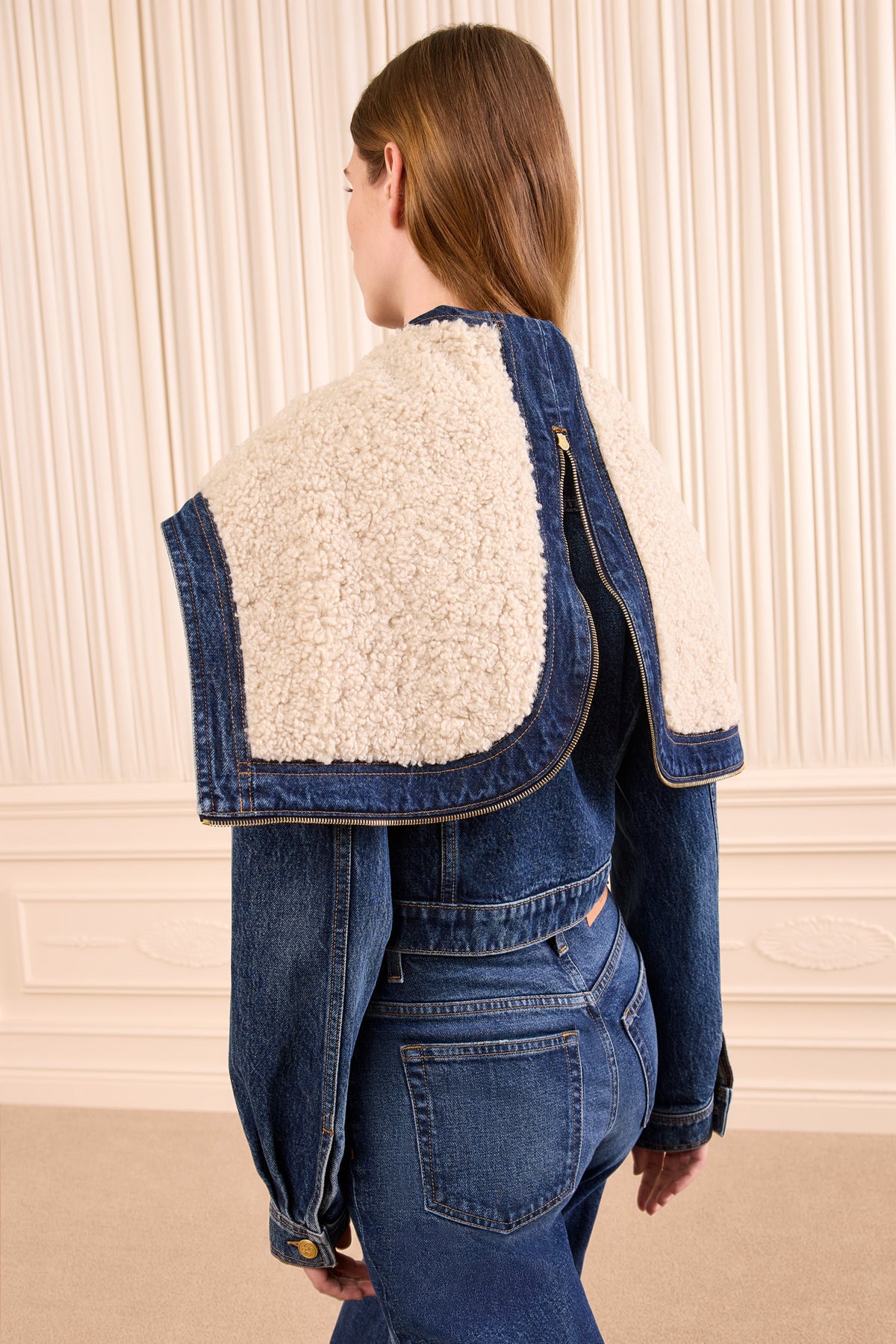 Nile Blue Designer-Denimjacke mit Fleecekapuze und Gold-Reißverschluss-Detail - Rückansicht | Ulla Johnson