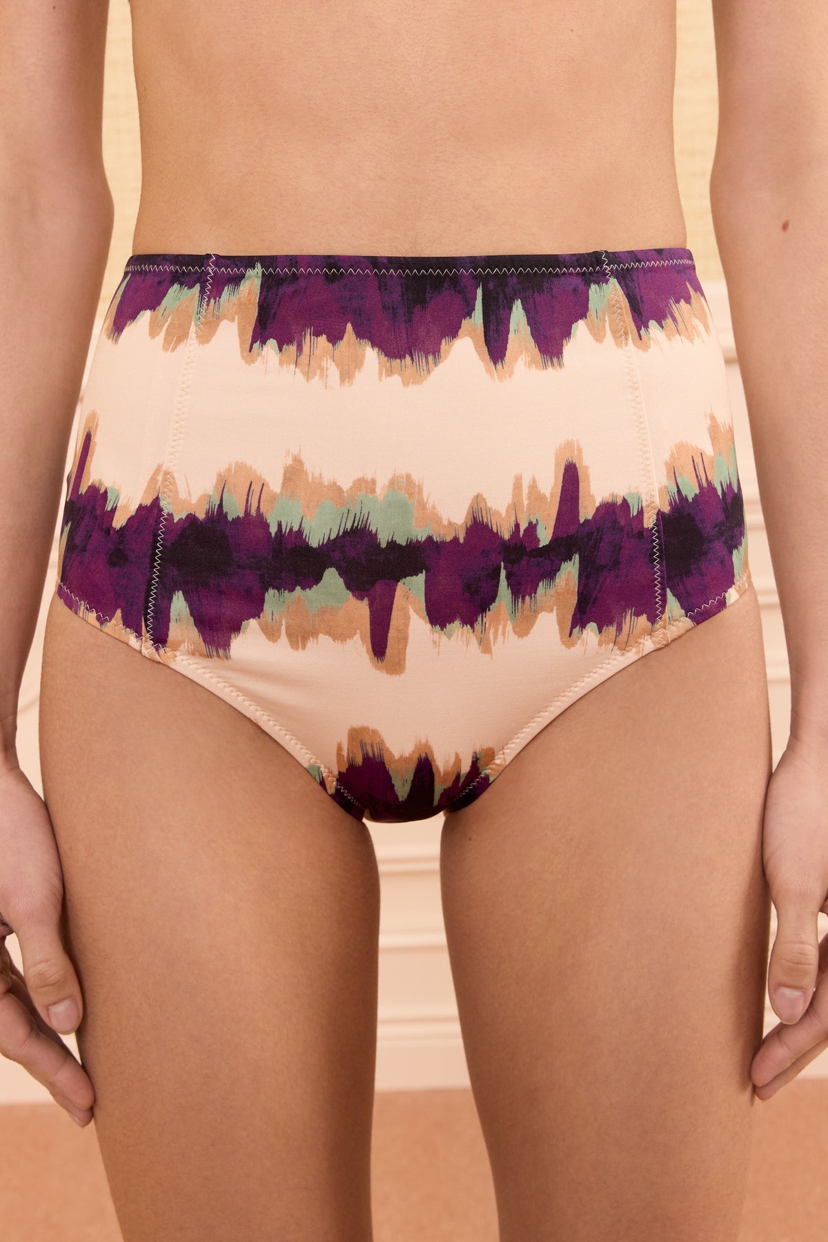 Bas de bikini taille haute imprimé gestuel Quarry Zahara - Vue de face sur mannequin | Ulla Johnson