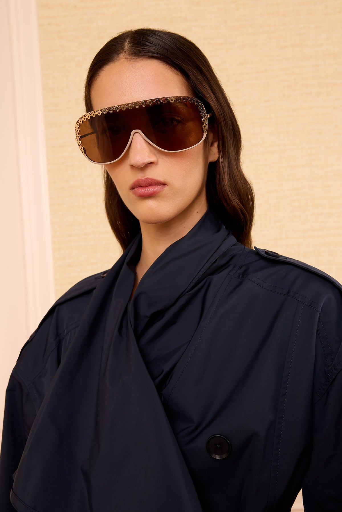 Lunettes de Soleil Lucien Fawn Shield avec Bordure Dorée Ornée - Façade Mannequin | Ulla Johnson
