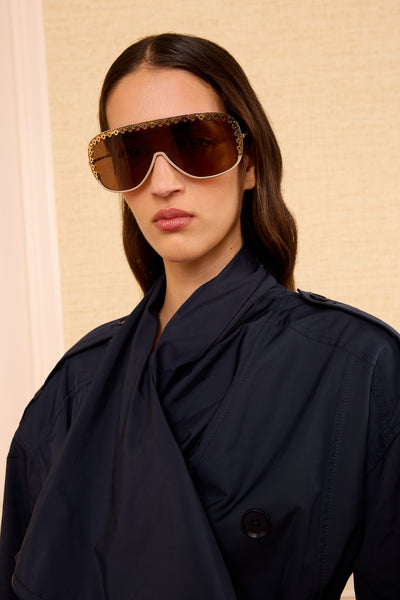 Lunettes de Soleil Lucien Fawn Shield avec Bordure Dorée Ornée - Façade Mannequin | Ulla Johnson