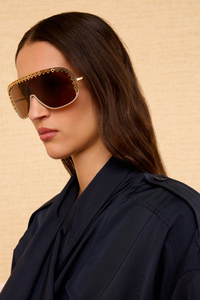 Lucien Fawn Lunettes de soleil de luxe pour designer avec monture en filigrane doré - Profil de face sur mannequin | Ulla Johnson