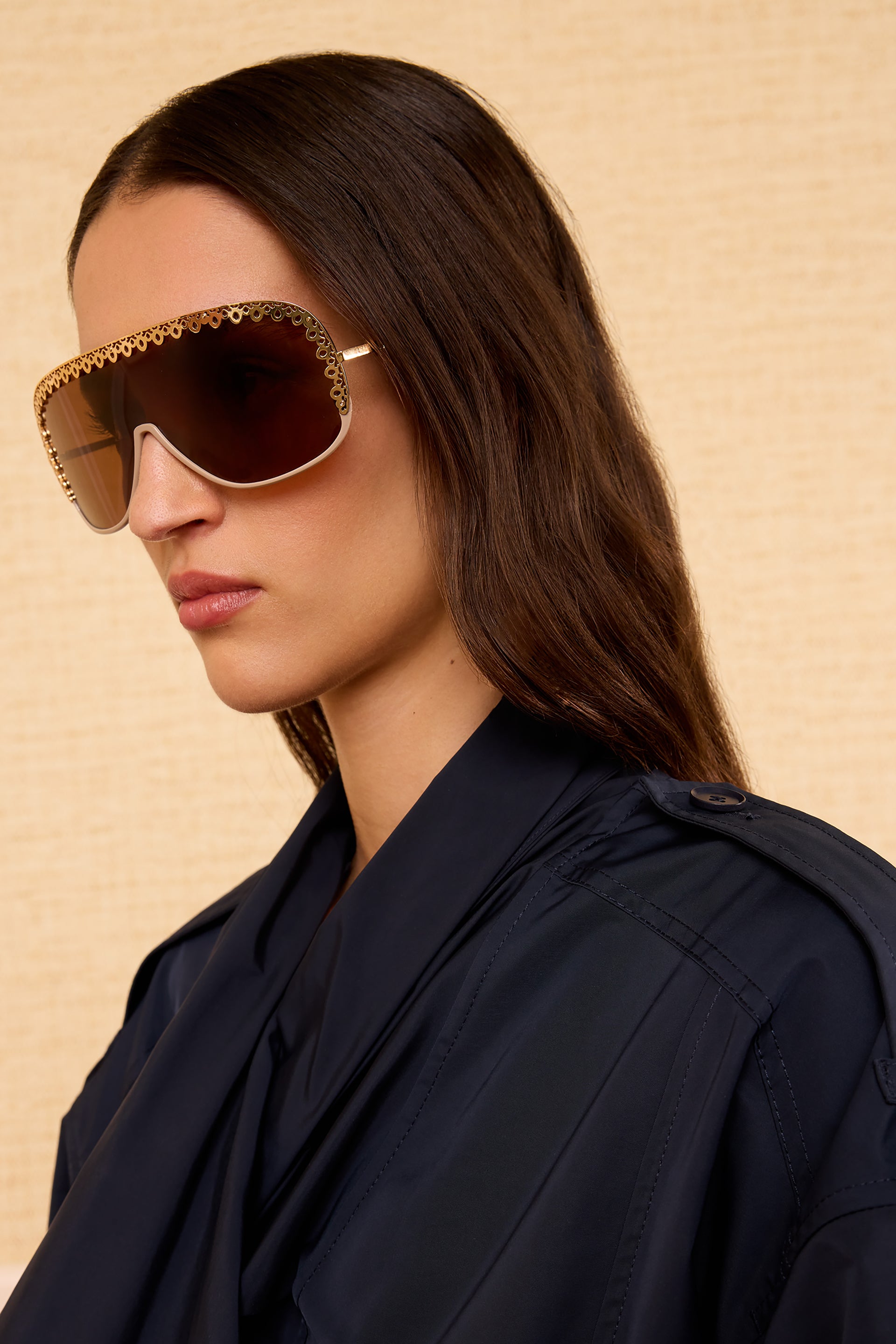 Ulla Johnson Lucien Fawn Lunettes de soleil de luxe pour designer avec monture en filigrane doré - Profil de face sur mannequin | Ulla Johnson