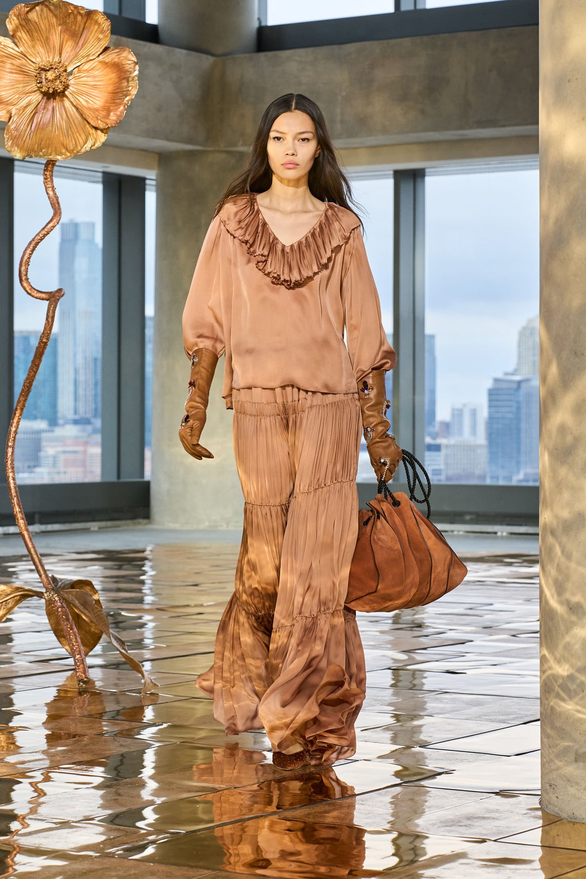 Sierra Brown Suede Adria Tote - Laufsteg-Look vorne | Ulla Johnson