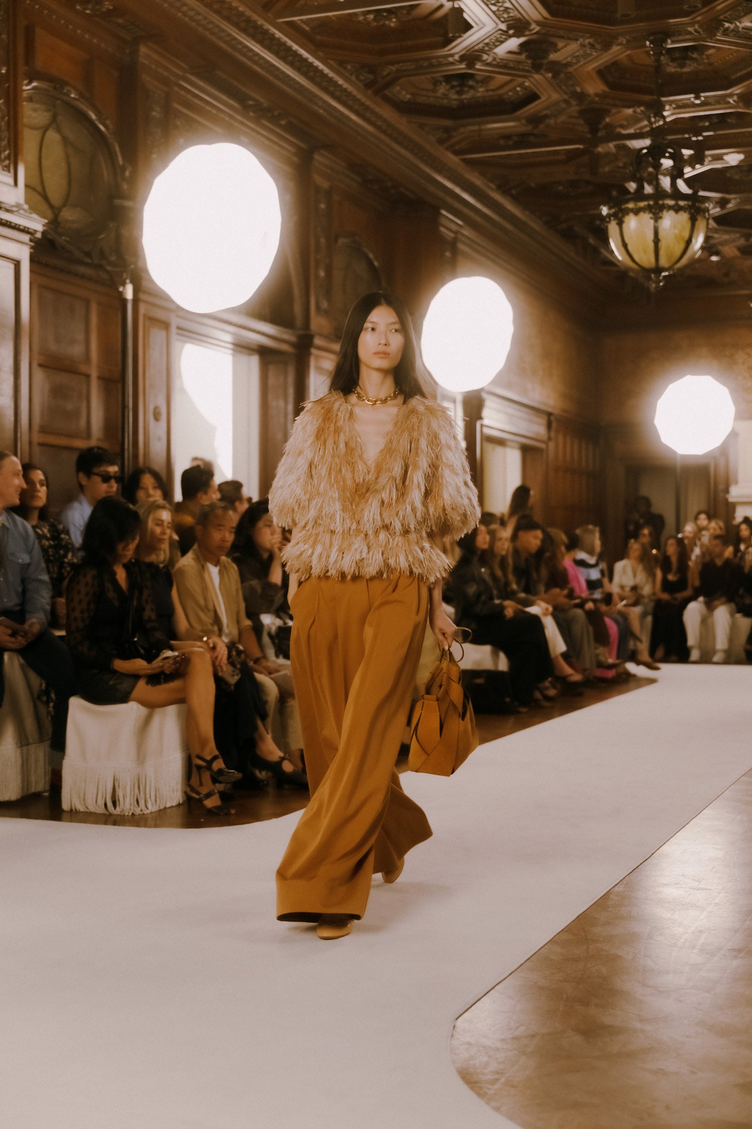 Ulla Johnson ⁣⁢Pantalone a Gamba Larga Burnish Camminando Sfilata SS26 - Pantaloni a Gamba Larga Firmati, Ambientazione da Ballo Dorata | Ulla Johnson⁤⁣