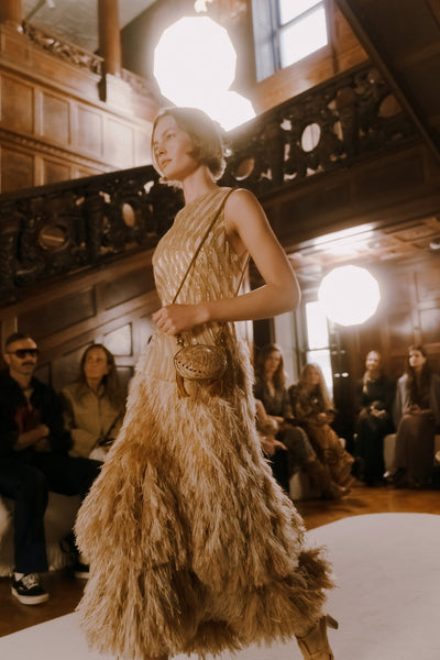 ⁣⁢Gouden Lurex Top met Veerrok - SS26 Runway Look 17, Luxe Designer Party Look | Ulla Johnson⁤⁣