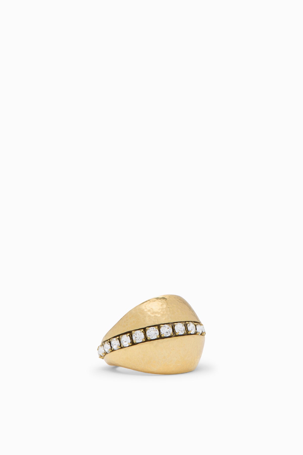⁣⁢Anello a punta in ottone pavé - Angolazione laterale, dettaglio Swarovski Crystal su cupola scultorea | Ulla Johnson⁤⁣