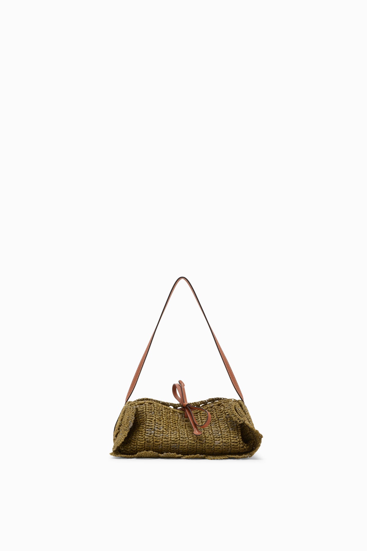 ⁣⁢Oliv handgehäkelte Bast-Pochette mit Bogenkante und Leder-Kordelzug - Vorderansicht | Ulla Johnson⁤⁣