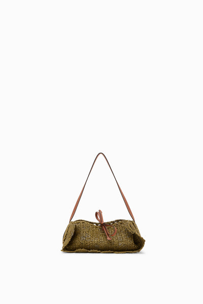 ⁣⁢Oliv handgehäkelte Bast-Pochette mit Bogenkante und Leder-Kordelzug - Vorderansicht | Ulla Johnson⁤⁣