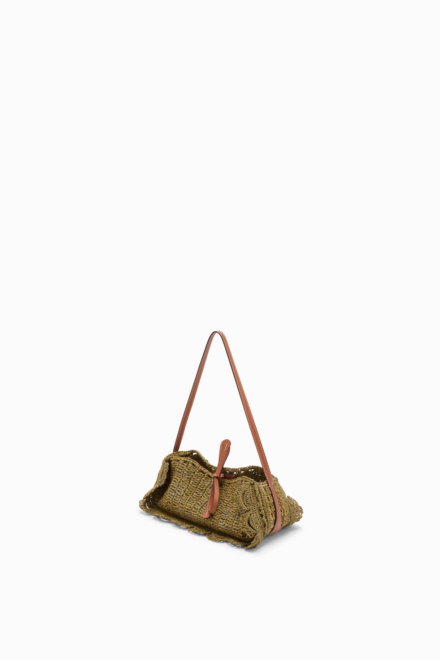 Ulla Johnson ⁣⁢Oliv Designer Bast-Pochette mit Bogenkante und Lederriemen - Dreiviertelansicht | Ulla Johnson⁤⁣