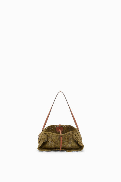 ⁣⁢Olivfarbene Raffia-Pochette mit Bogenkante, Innenansicht offen – Gehäkelte Raffia-Umhängetasche | Ulla Johnson⁤⁣