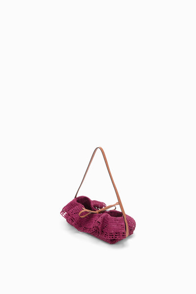⁣⁢Orchid Designer Raffia Ruffle Pouchette – Seitenansicht mit Ledergurt | Ulla Johnson⁤⁣