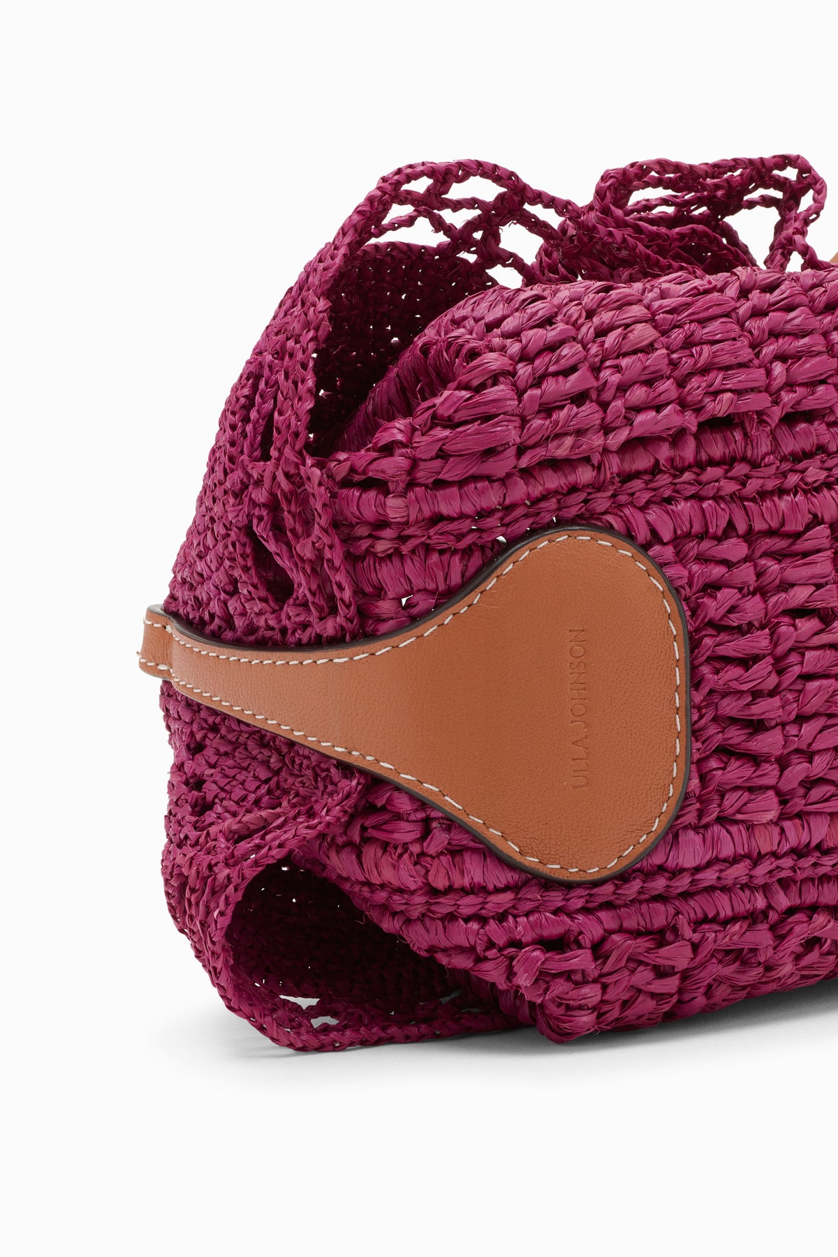⁣⁢Orchid Raffia Pouchette – Nahaufnahme der handgehäkelten Textur und Lederbeschläge | Ulla Johnson⁤⁣