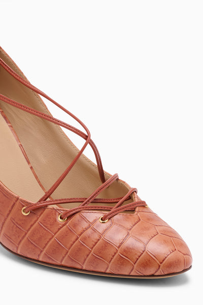 ⁣⁢Escarpins Lola Ballerina à lacets en cuir Redwood Croco - Gros plan sur le bout et le détail des lacets | Ulla Johnson⁤⁣