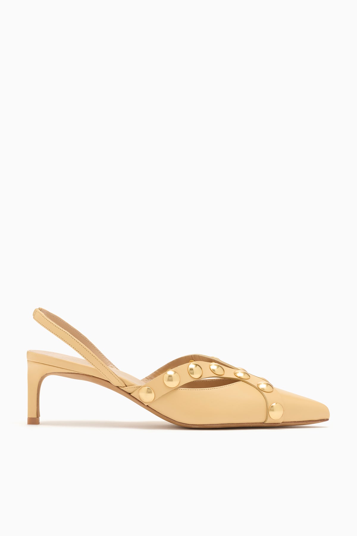 ⁣⁢Escarpin slingback kitten heel clouté Vendome Miele Leather - Profil latéral, clous dôme dorés | Ulla Johnson⁤⁣