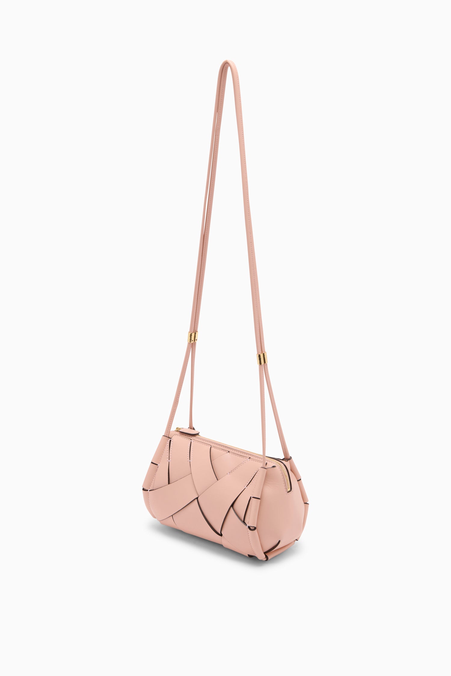 Ulla Johnson ⁣⁢Borsa Camera Charlotte in Pelle Intrecciata Tulip Pink - Vista Laterale su Modella | Ulla Johnson⁤⁣