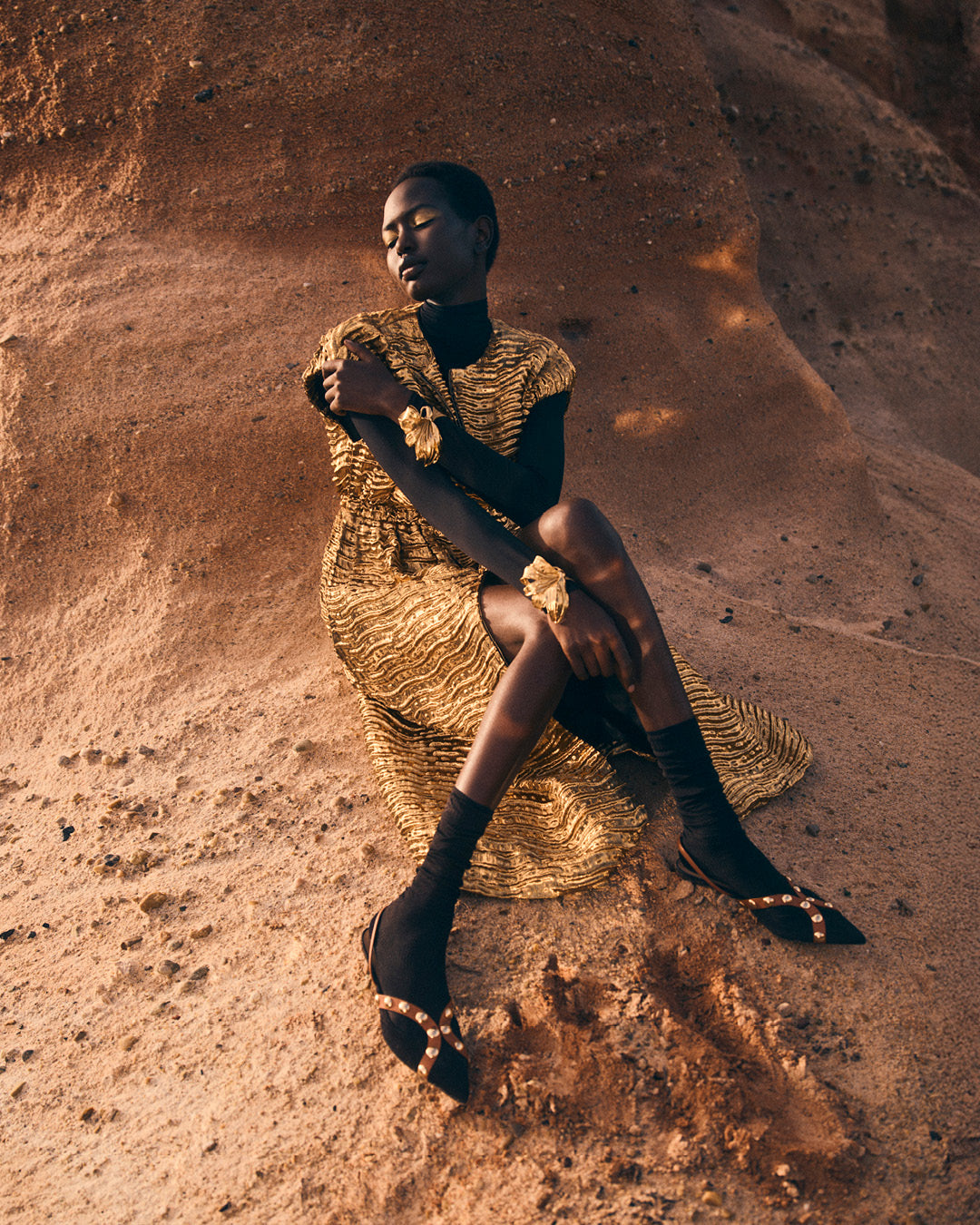 Ulla Johnson ⁣⁢Campagna editoriale Abito Nisha oro - Ambientazione desertica | Ulla Johnson⁤⁣