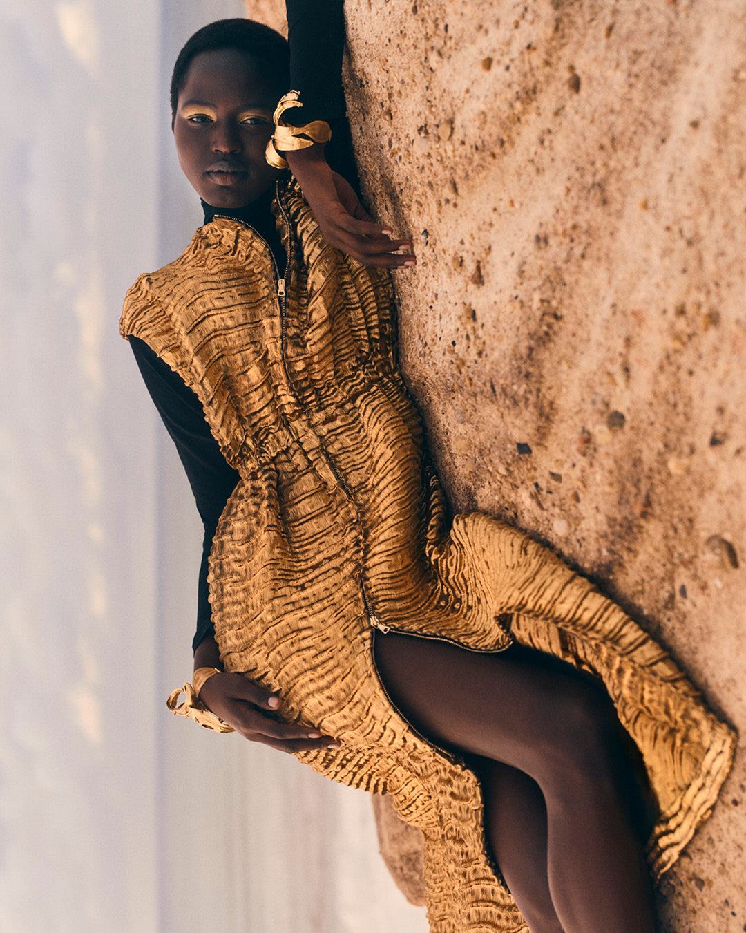 ⁣⁢Cappotto Agathe in cloqué metallizzato oro - Primo piano campagna AW25, capospalla di lusso firmato | Ulla Johnson⁤⁣