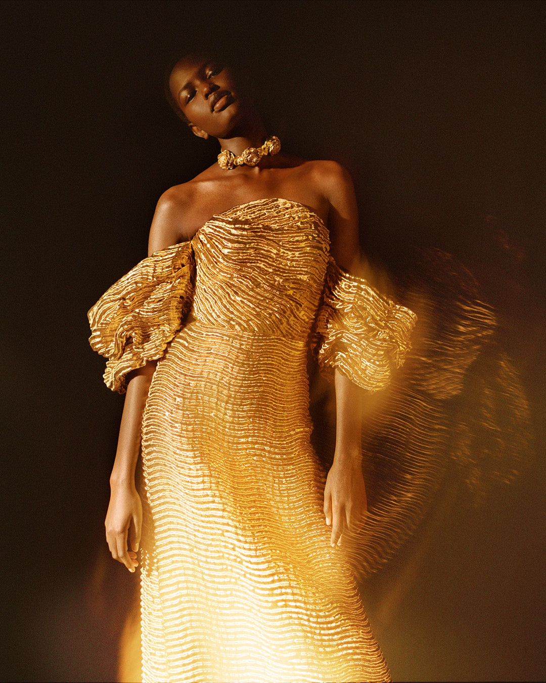 Ulla Johnson ⁣⁢Campagna editoriale Abito Nisha oro - Illuminazione drammatica | Ulla Johnson⁤⁣