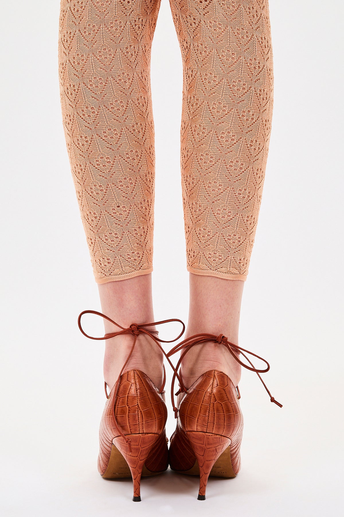 ⁣⁢Escarpin Lola Ballerina à lacets en cuir Redwood Croco - Vue arrière portée par une mannequin, détail de laçage à la cheville | Ulla Johnson⁤⁣