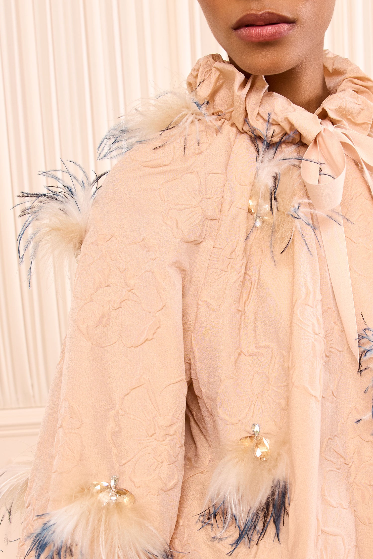 Ulla Johnson ⁣⁢Giacca in cloqué Almond con colletto aderente e dettaglio di cristalli applicati a mano - Primo piano | Ulla Johnson⁤⁣