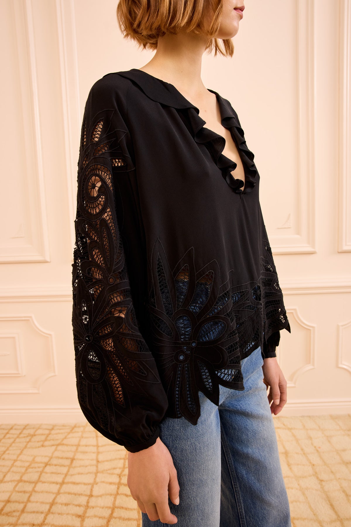 ⁣⁢Schwarze Designer-Seidenbluse mit Spitzärmeln – Seitenansicht | Ulla Johnson⁤⁣