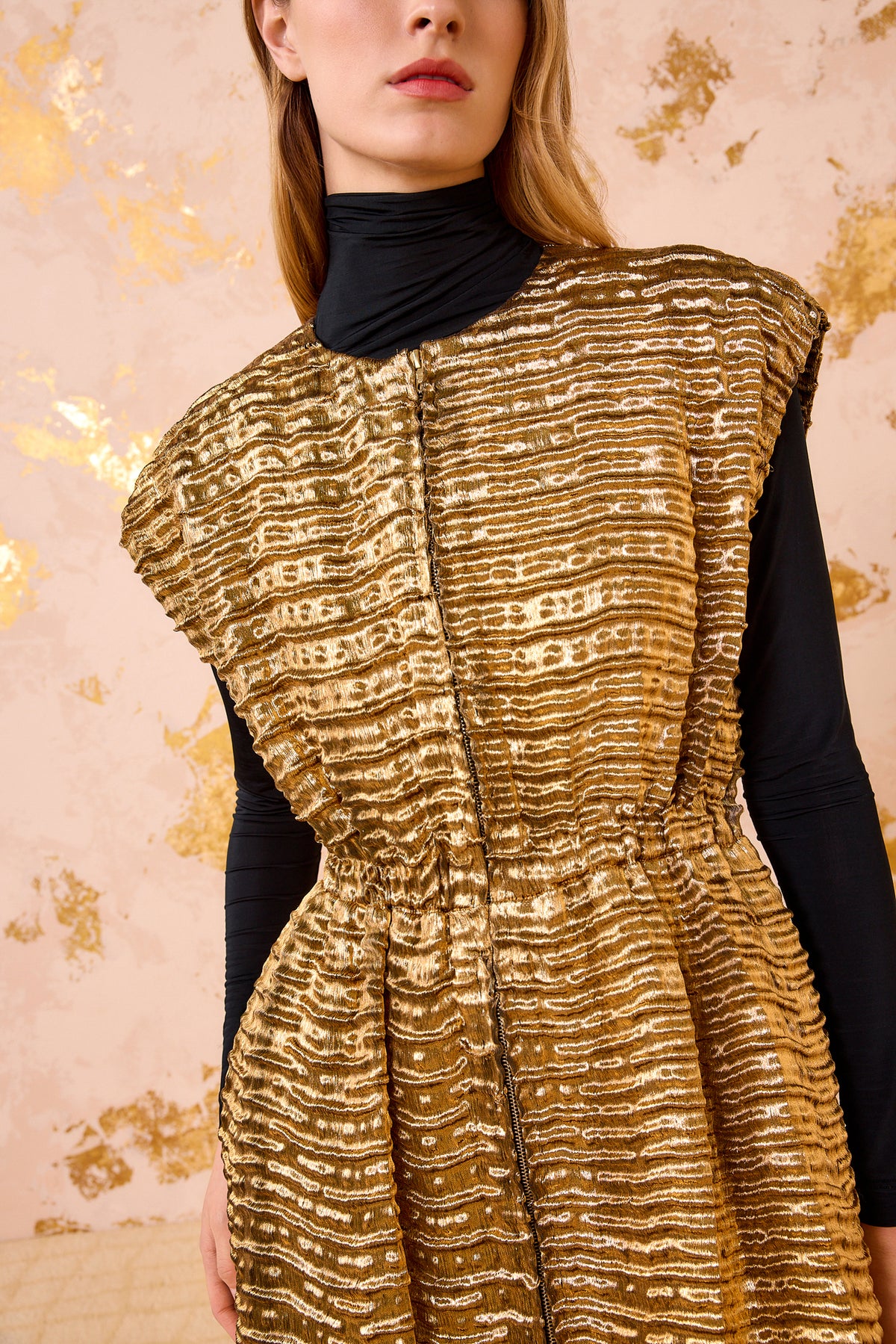 ⁣⁢Cappotto Agathe in Cloqué Metallizzato Oro - Dettaglio Close-up Texture Ondulata | Ulla Johnson⁤⁣