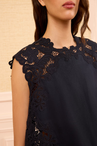 ⁣⁢Top Amelie in lino Noir - Dettaglio ravvicinato scollatura in pizzo ricamato | Ulla Johnson⁤⁣