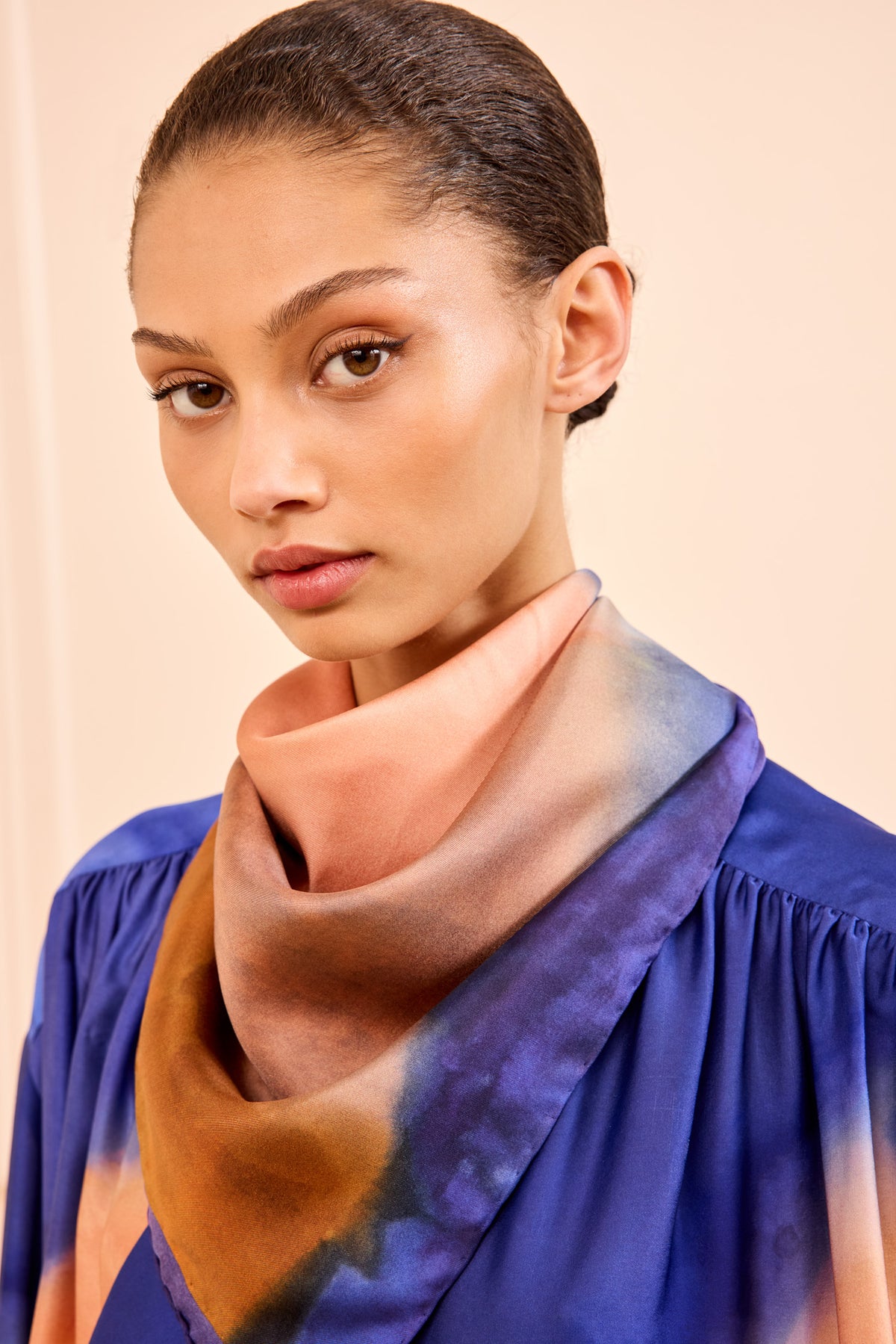 ⁣⁢Foulard Chiara en twill de soie Limestone en Moontide - Vue de face sur mannequin, teintes coucher de soleil | Ulla Johnson⁤⁣