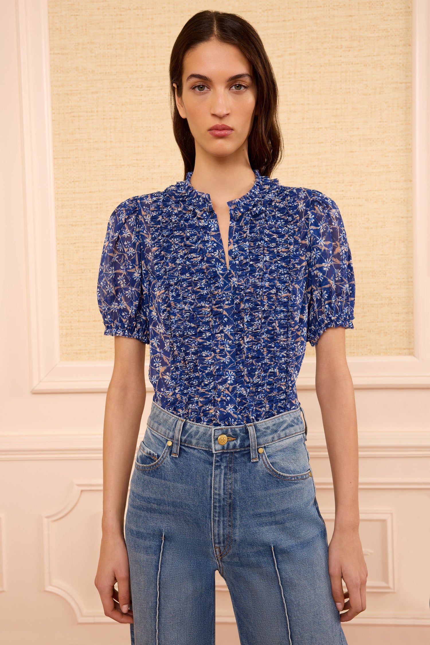 Ulla Johnson ⁣⁢Seidenbluse in „Dusk Blue“ – vorne mit Jeans am Model gestylt | Ulla Johnson⁤⁣