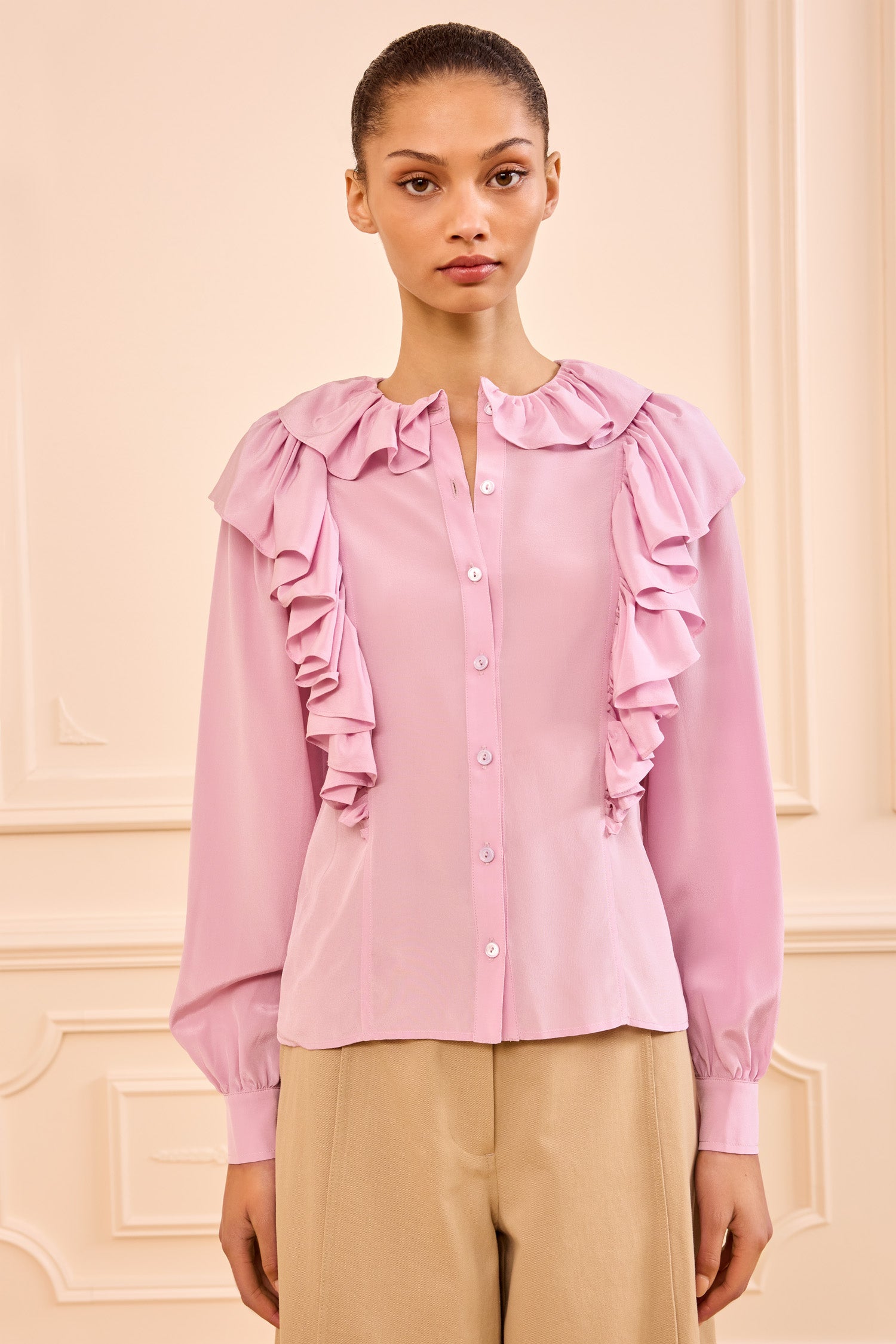 Ulla Johnson ⁣⁢Camicetta Aster in seta crepe con volant - Vista frontale su modella | Ulla Johnson⁤⁣