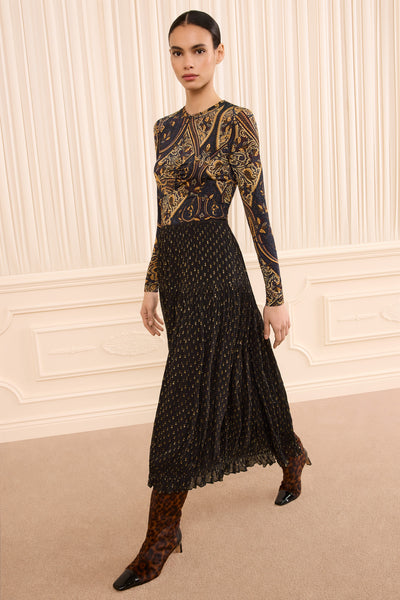 ⁣⁢Falda midi de seda de diseñador Noir - Vista de tres cuartos, fil coupé dorado con lunares con modelo | Ulla Johnson⁤⁣