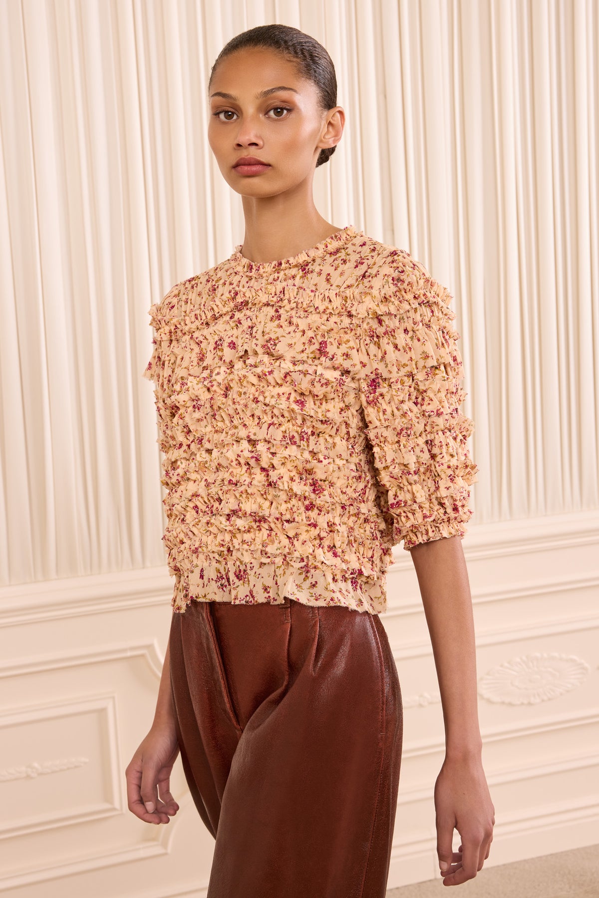 ⁣⁢Camicetta di seta chiffon Blush Mille Fleur con volant e stampa floreale - Vista frontale su modella | Ulla Johnson⁤⁣