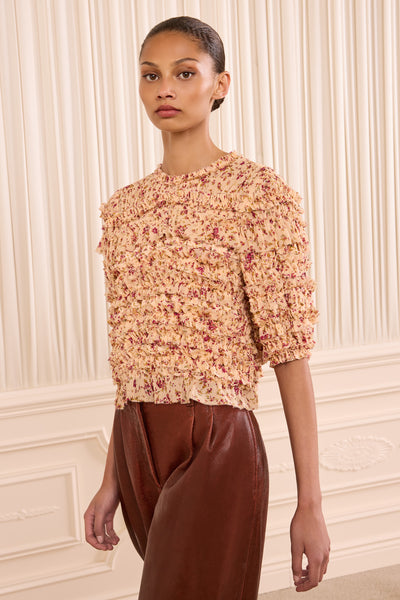 ⁣⁢Camicetta di seta chiffon Blush Mille Fleur con volant e stampa floreale - Vista frontale su modella | Ulla Johnson⁤⁣