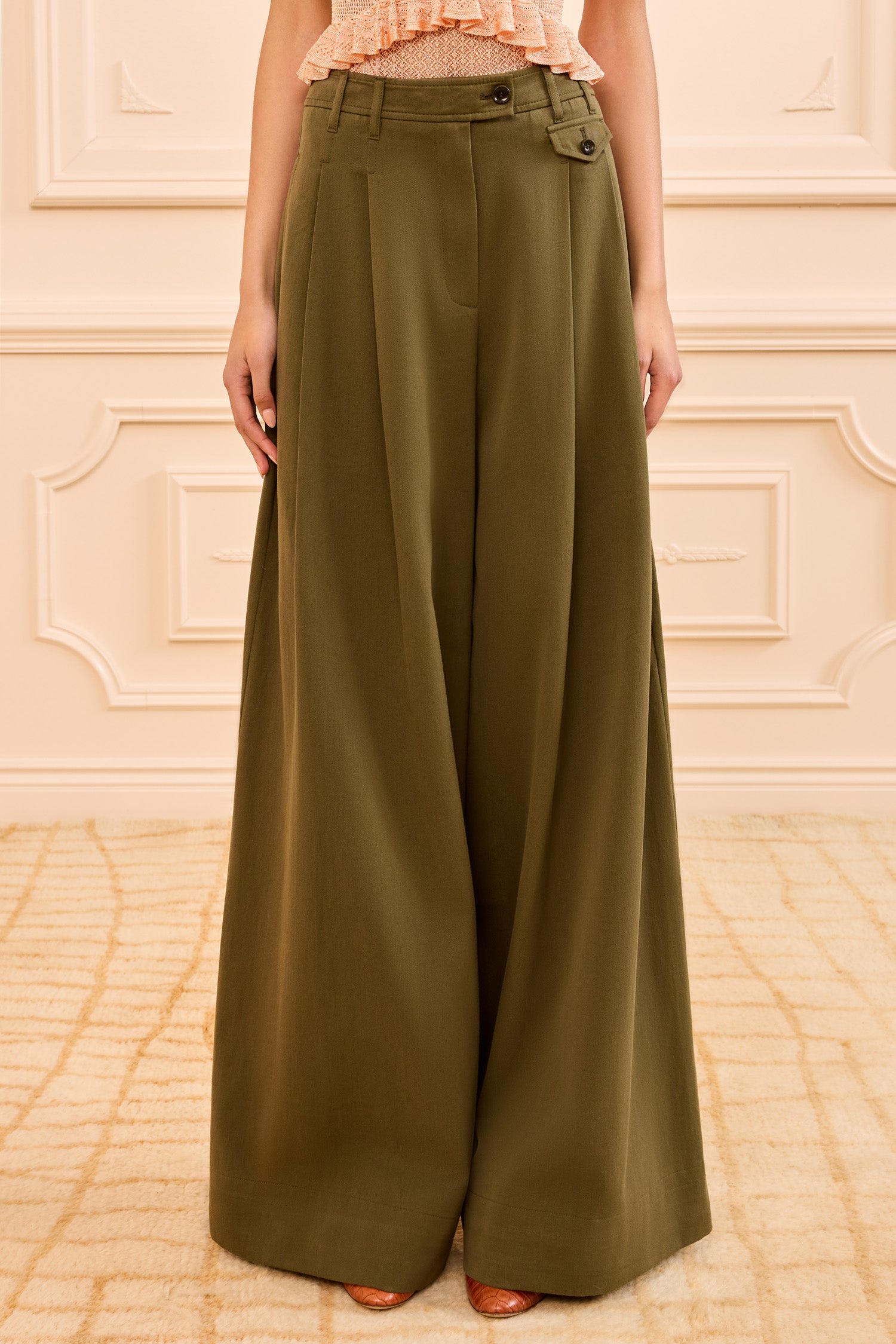 Ulla Johnson Olive Green Cotton Twill Wide Leg Trousers - Close Up Front Detail | Ulla Johnson